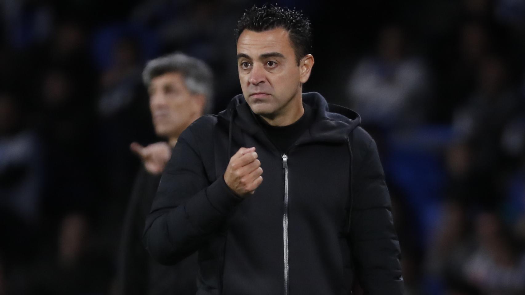 Xavi Hernández, con gesto contrariado, durante el partido frente a la Real Sociedad.