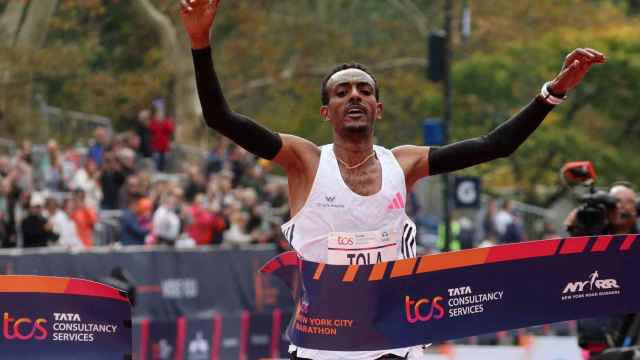 Tamirat Tola entra en la línea de meta del Maratón de Nueva York.
