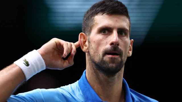 Novak Djokovic se lleva la mano a la oreja en la final del Masters 1.000 de París.