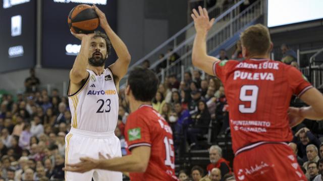 Sergio Llull anota un triple frente al Covirán Granada.