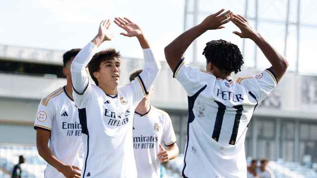 Gonzalo celebra junto a Peter uno de los goles del Real Madrid Castilla frente al Atlético Baleares.