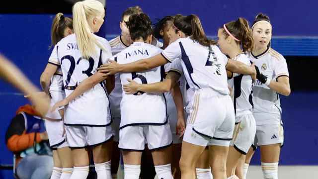 Las jugadoras del Real Madrid Femenino celebran el gol de Signe Bruun.