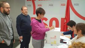 Isabel Rodríguez votando en Puertollano (Ciudad Real).