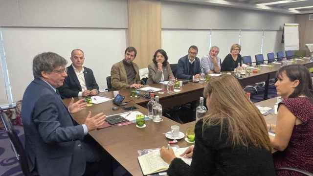 Carles Puigdemont preside una reunión de la cúpula de Junts, el pasado 2 de noviembre, en Bruselas (Bélgica).
