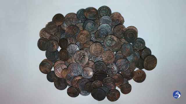 Imagen de algunas de las monedas de bronce recuperadas en la costa de Cerdeña.