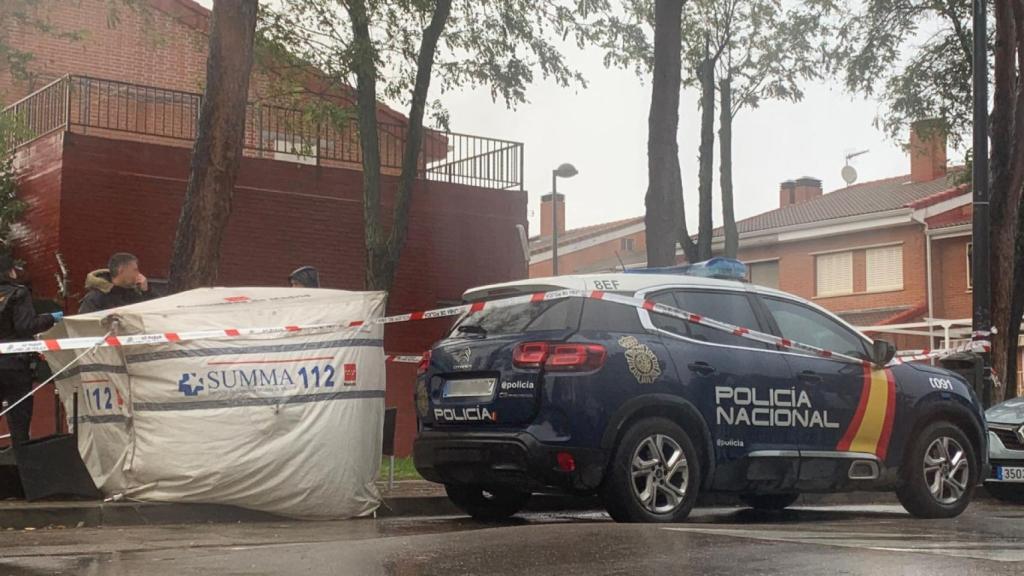 Vehículo de la Policía Nacional en el lugar del crimen de una mujer en Getafe, este sábado.