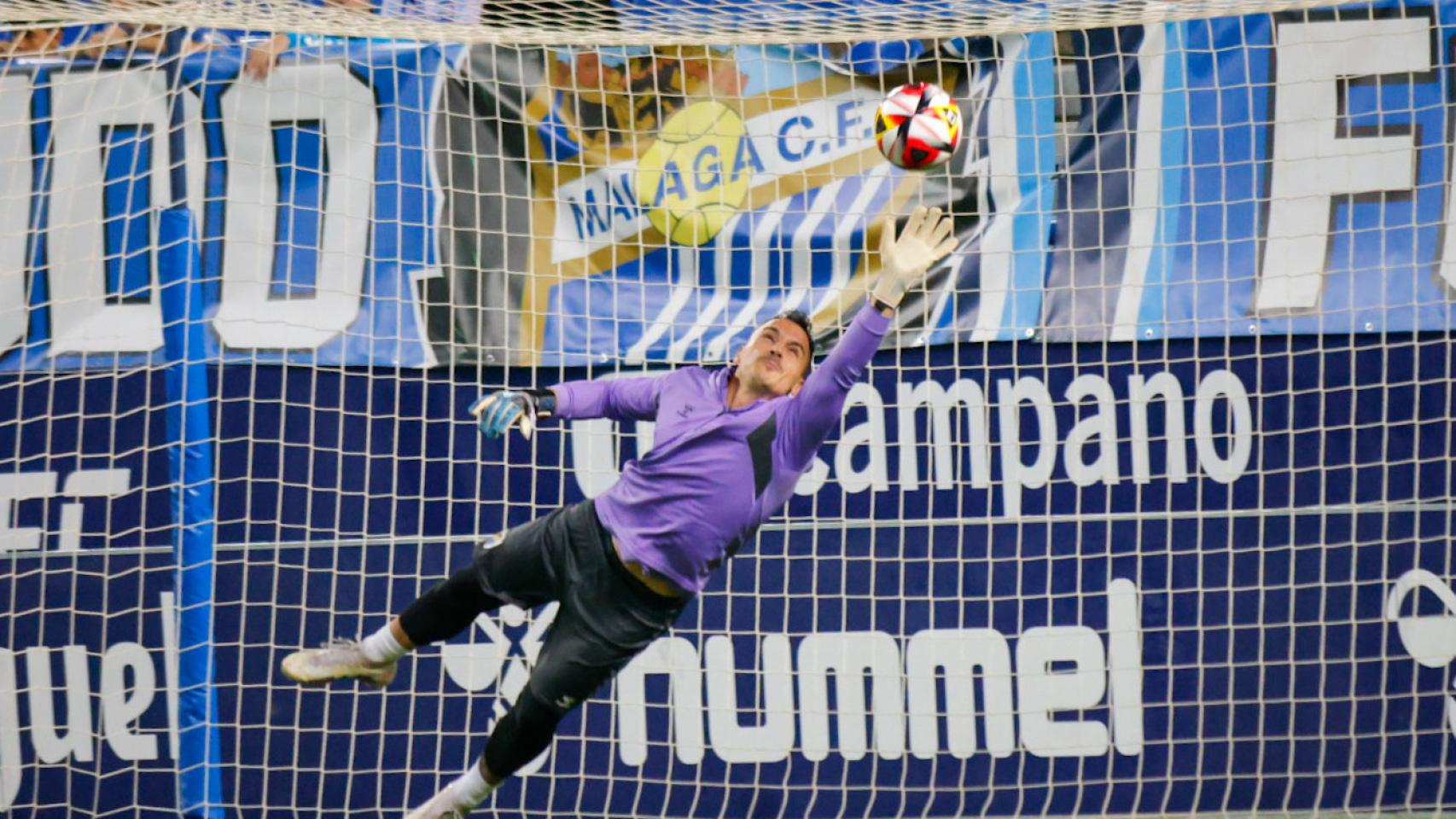 Alfonso Herrero durante el calentamiento del Málaga CF vs. Córdoba