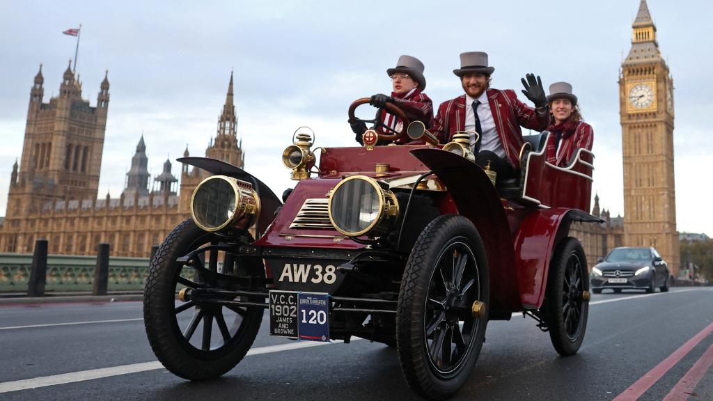 Uno de los coches de la carrera frente al Big Ben de Londres.