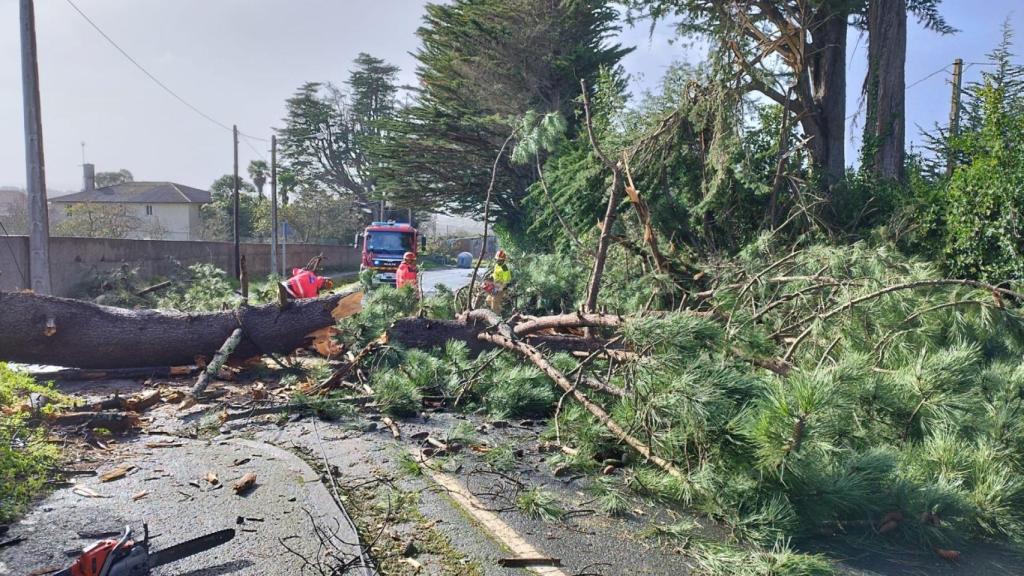 Galicia suma más de un millar de incidencias desde el viernes por la tarde por el temporal