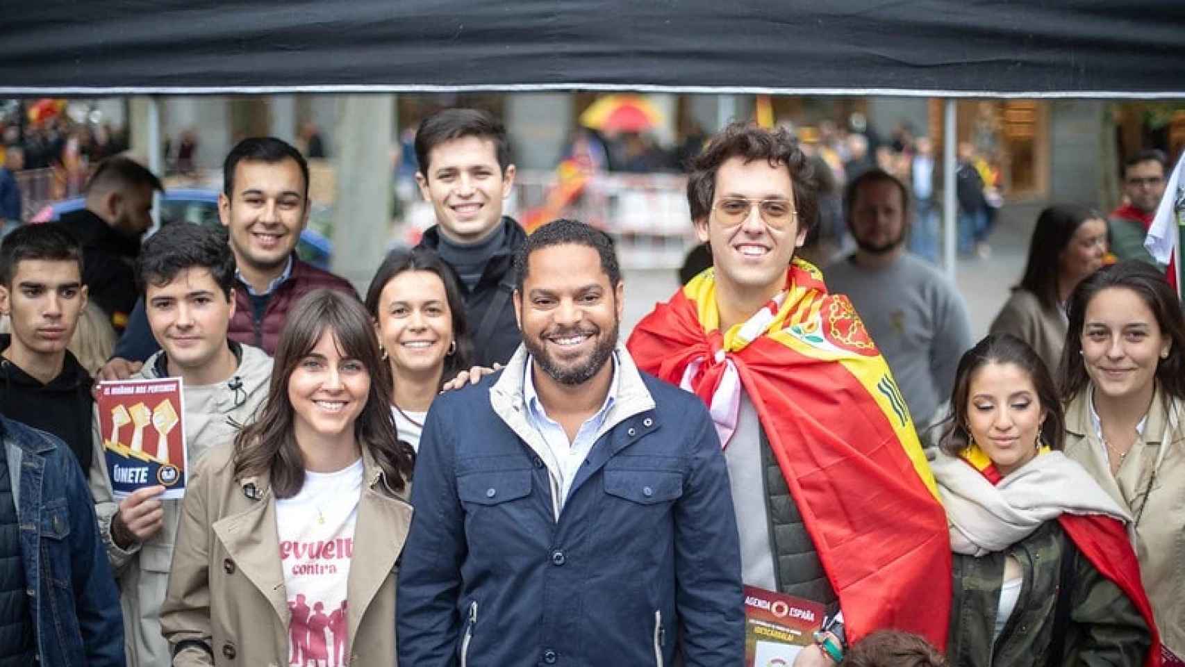 Ignacio Garriga, secretario general de Vox, junto a jóvenes de Revuelta, el pasado 29 de octubre en la madrileña Plaza de Colón.