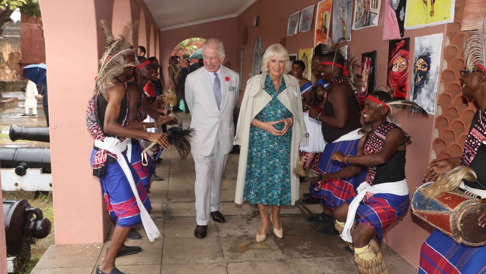 Los reyes de Inglaterra durante su viaje a Kenia. Esta imagen fue tomada en Mombasa.