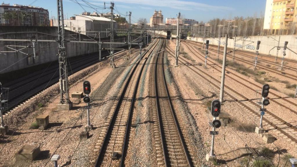 Vías del tren junto a la estación de Córdoba.