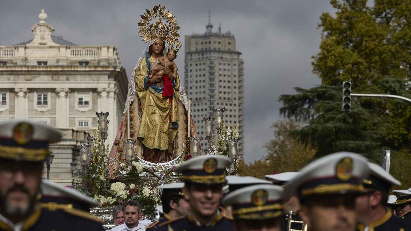 La Virgen de la Almudena durante su procesión por las calles de Madrid con motivo del Día de la Virgen de la Almudena.