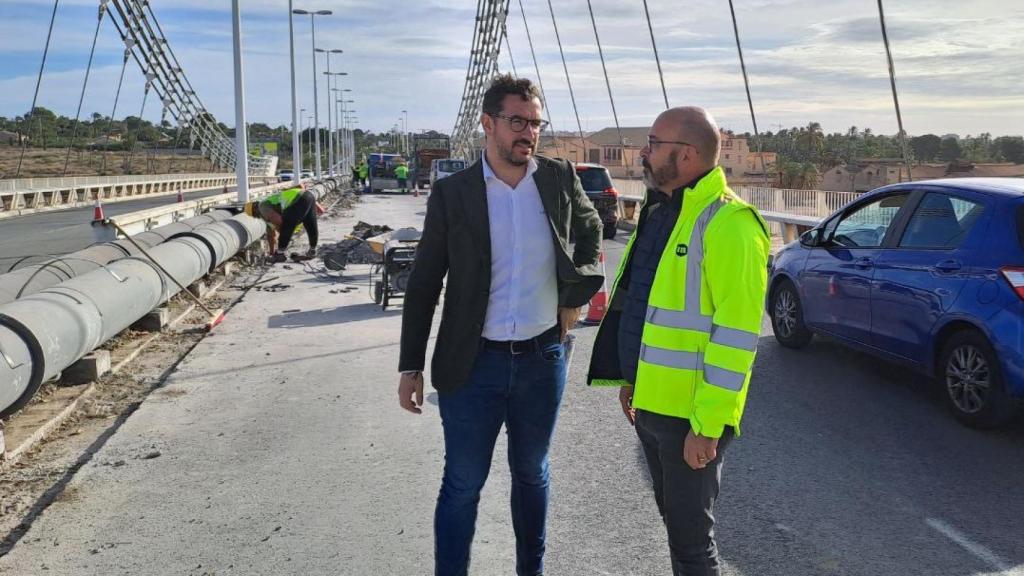 El  edil de Servicios Públicos, Claudio Guilabert, en el Pont del Bimil.lenari de Elche.