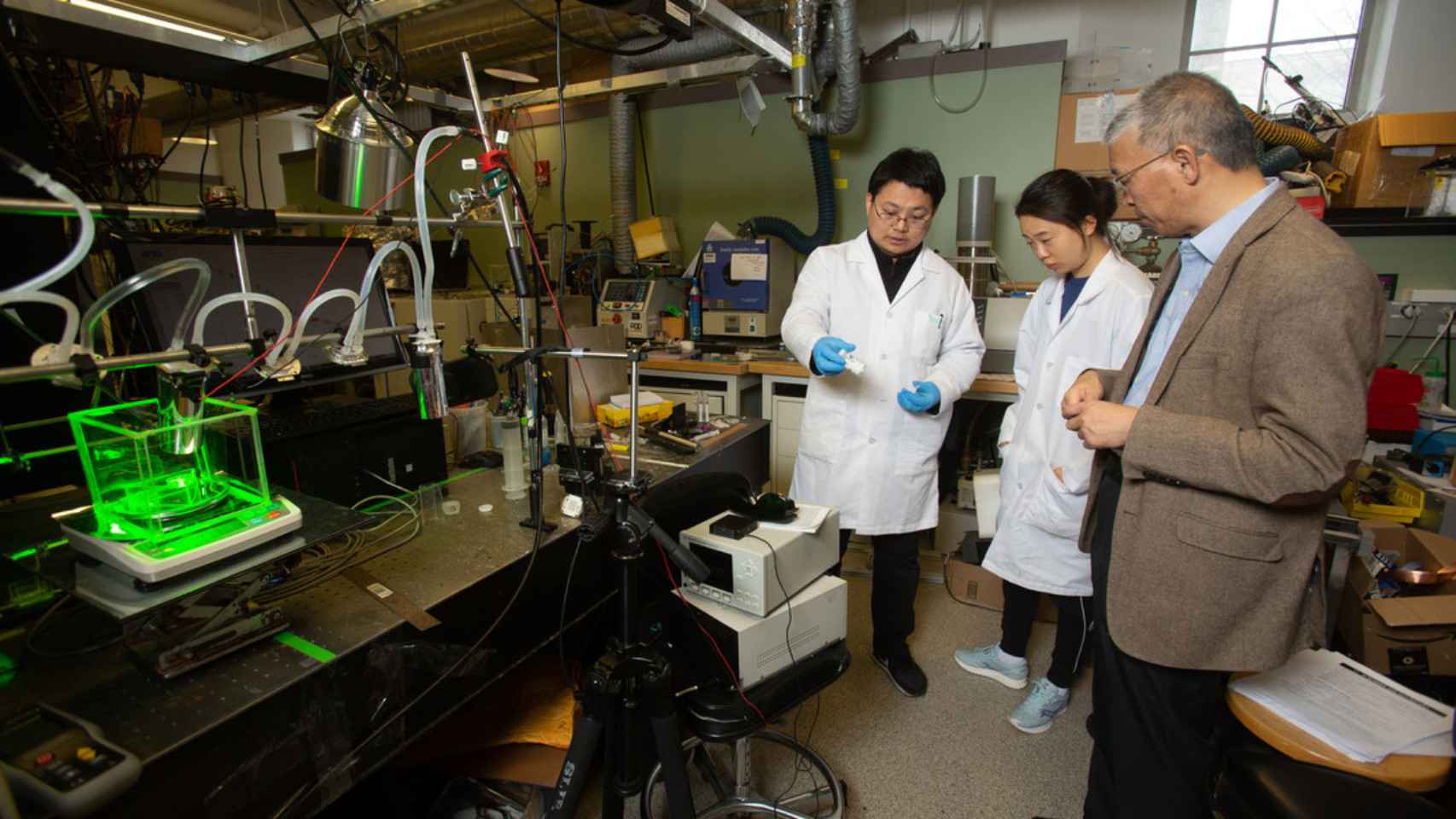 Científicos del MIT trabajando en el Laboratorio de Energía Mecánica