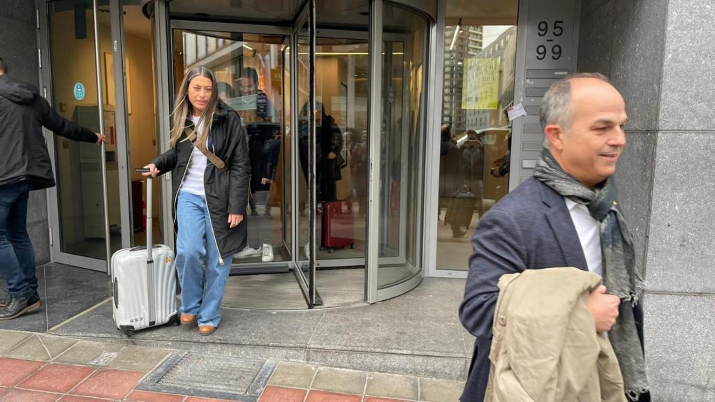 Míriam Nogueras y Jordi Turull a la salida de un edificio en Bruselas tras reunirse con la cúpula de Junts.