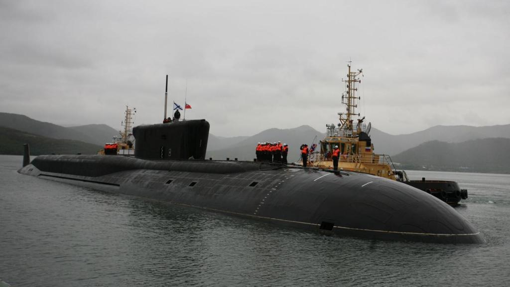 Submarino Emperador Alejandro III en el muelle