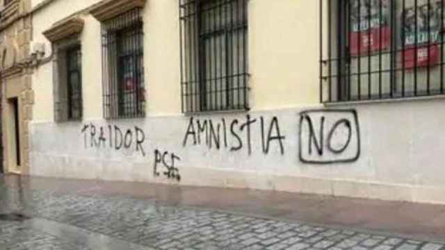 Pintadas en una fachada de una sede del PSOE.