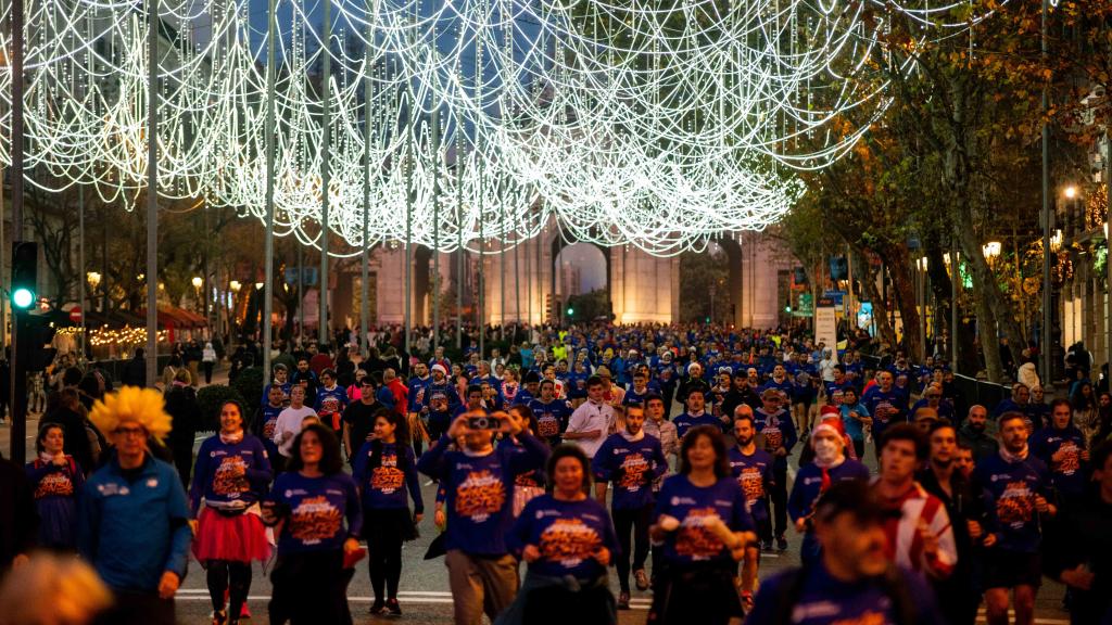 Un momento de la Nationale-Nederlanden San Silvestre Vallecana 2022, a su paso por la Puerta de Alcalá.