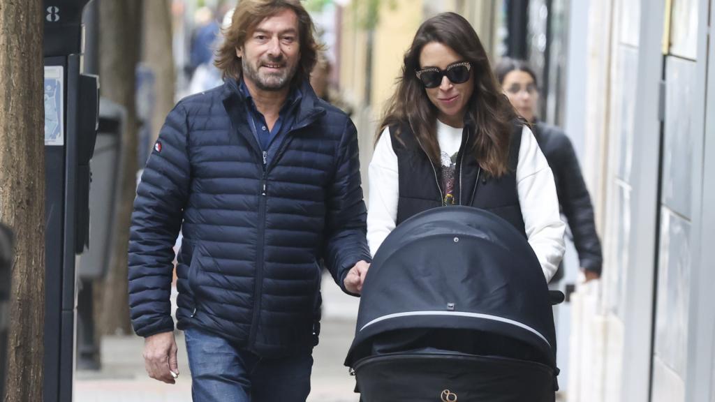 Pedraz y Hormigos paseando a su hijo.