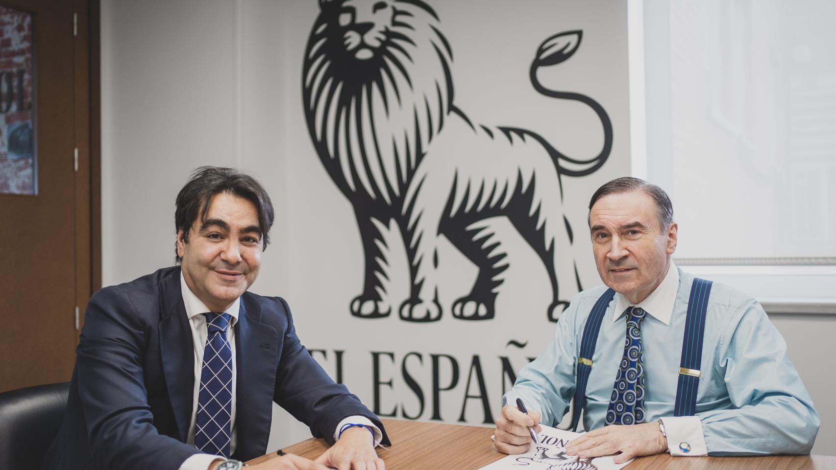 Pedro J. Ramírez, presidente ejecutivo de EL ESPAÑOL y Miguel Toral, director general de 'El Rugido Producciones', durante la firma del acuerdo.