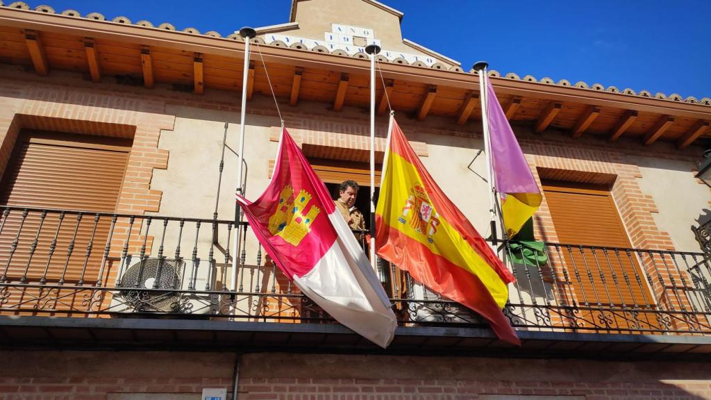 Ángel Aparicio, alcalde de Malaguilla, coloca las banderas del Ayuntamiento a media asta.