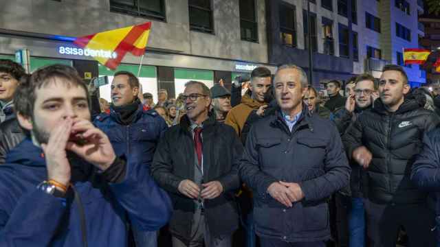 El consejero de Industria, Comercio y Empleo, Mariano Veganzones, y el diputado de Vox Pablo Sáez en la manifestación de este lunes en Valladolid.