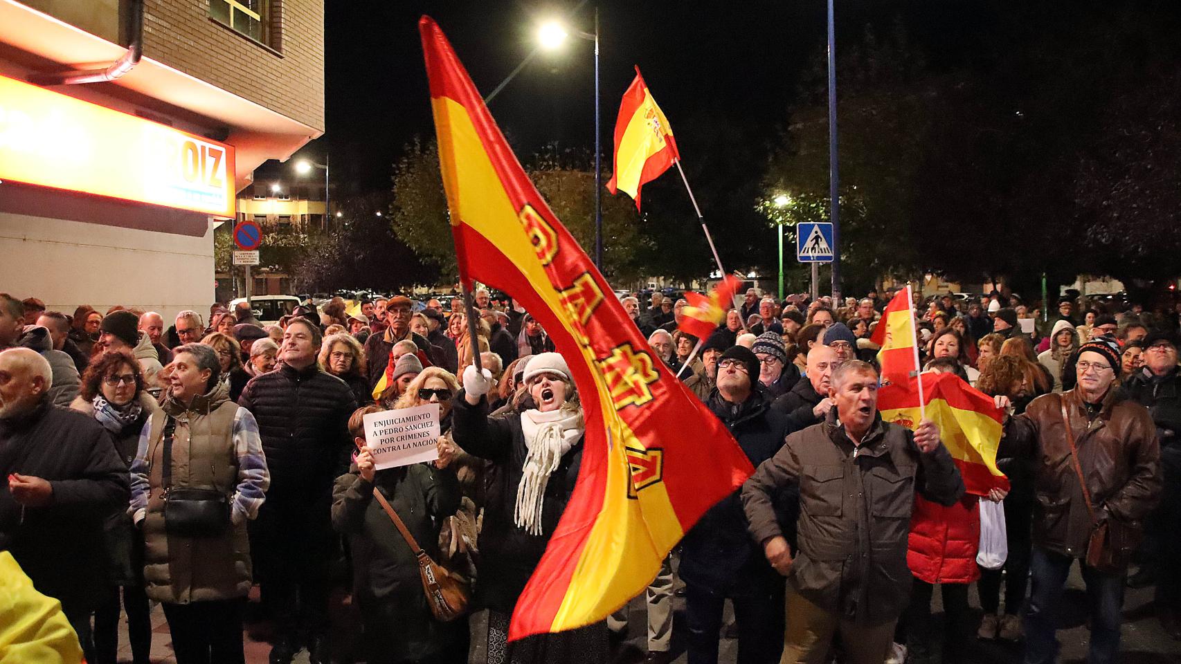 Imagen de la concentración frente a la sede del PSOE de León, este lunes.