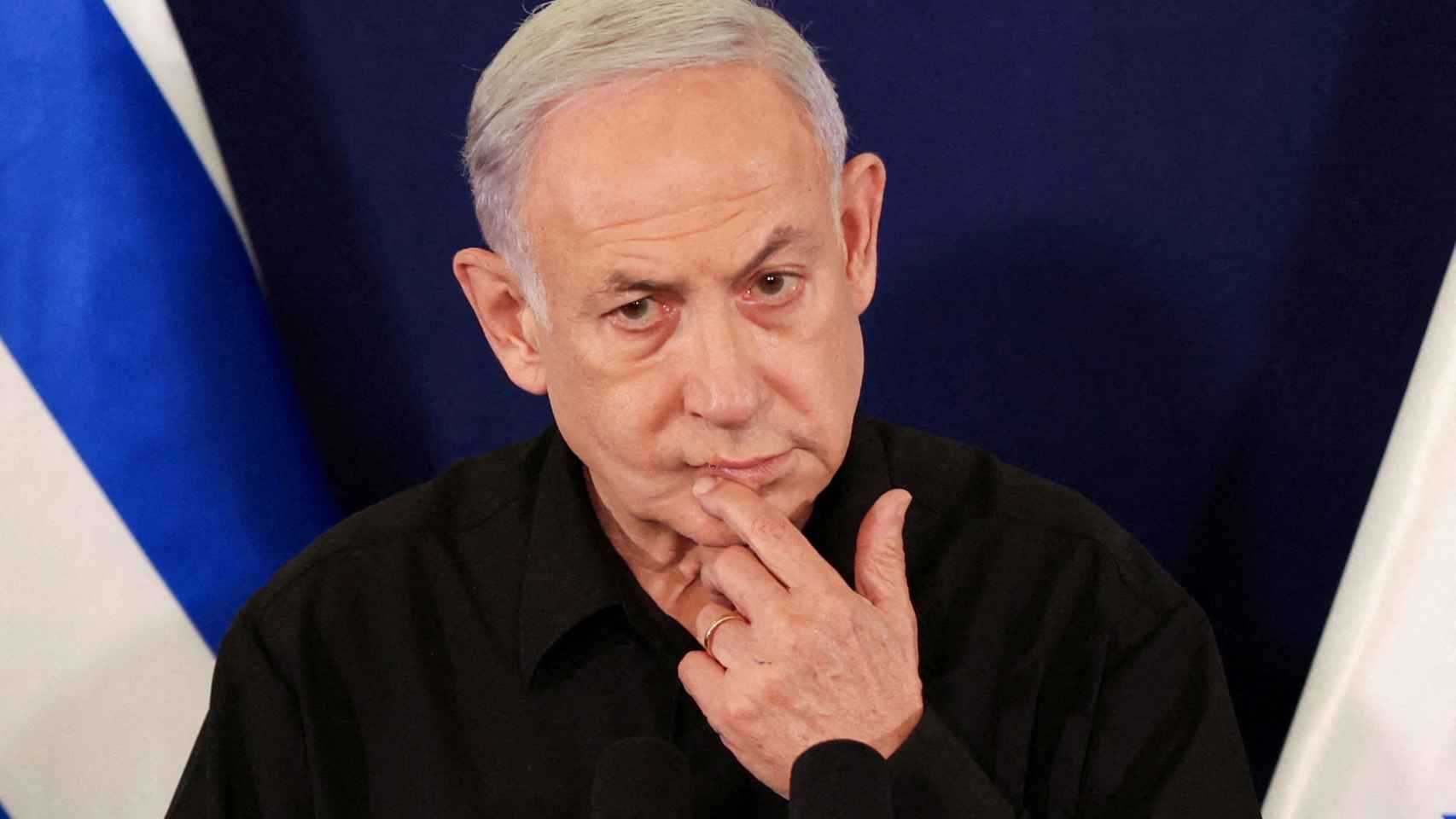 Netanyahu habla durante una rueda de prensa con los ministros de Defensa y del Gabinete, en la base militar de Kirya en Tel Aviv.