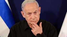 Netanyahu habla durante una rueda de prensa en Tel Aviv, pocos días después de que estallara el conflicto con Hamás.