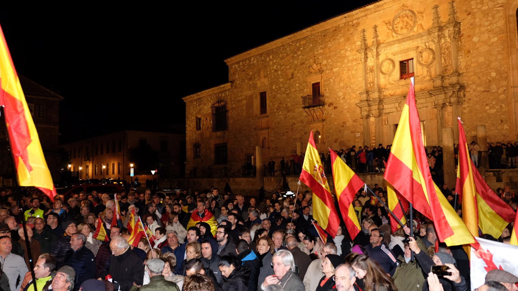 Imagen de la concentración contra la amnistía en Salamanca, este lunes.