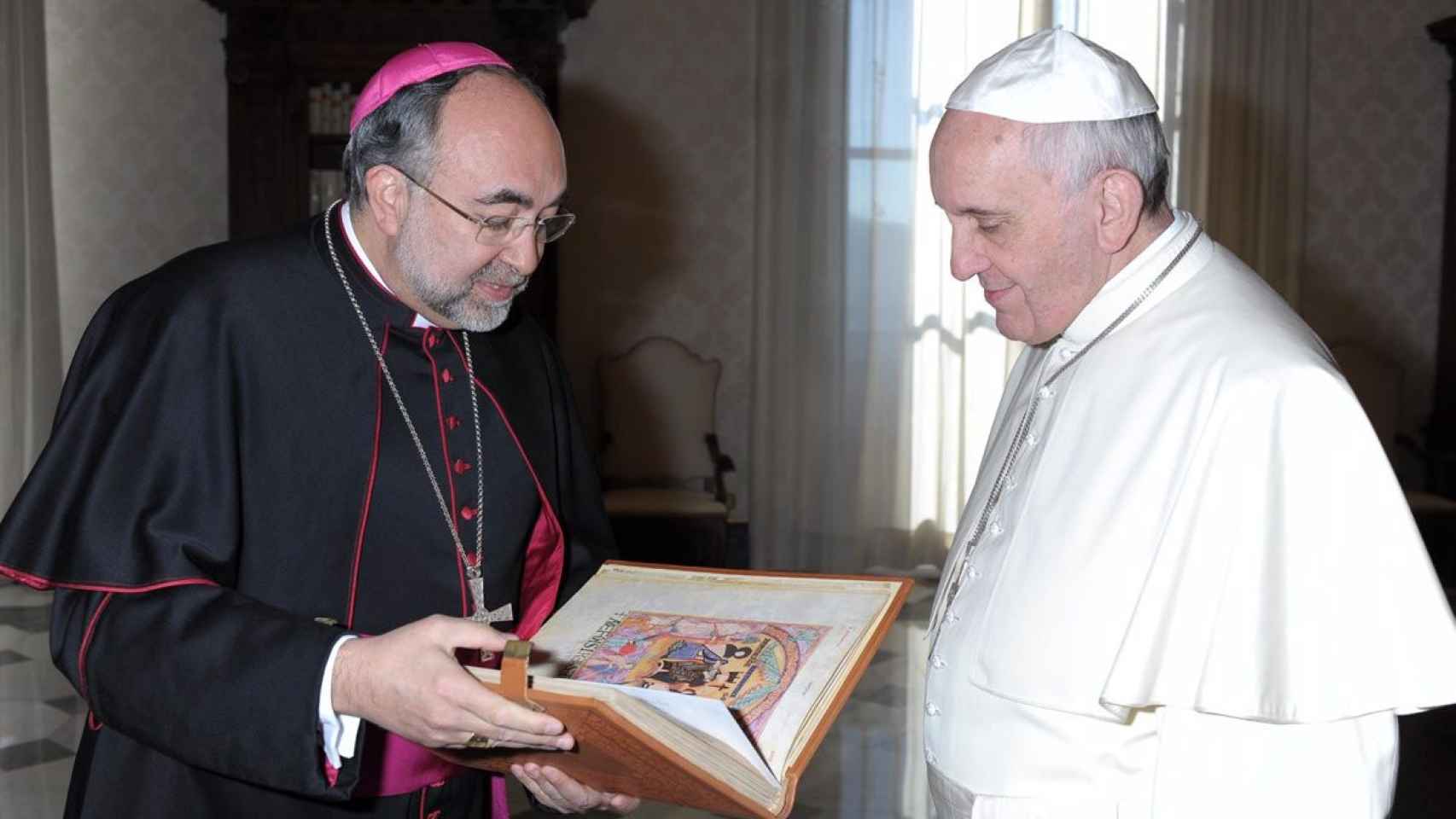 El arzobispo de Valladolid, Jesús Sanz, con el papa Francisco en 2014