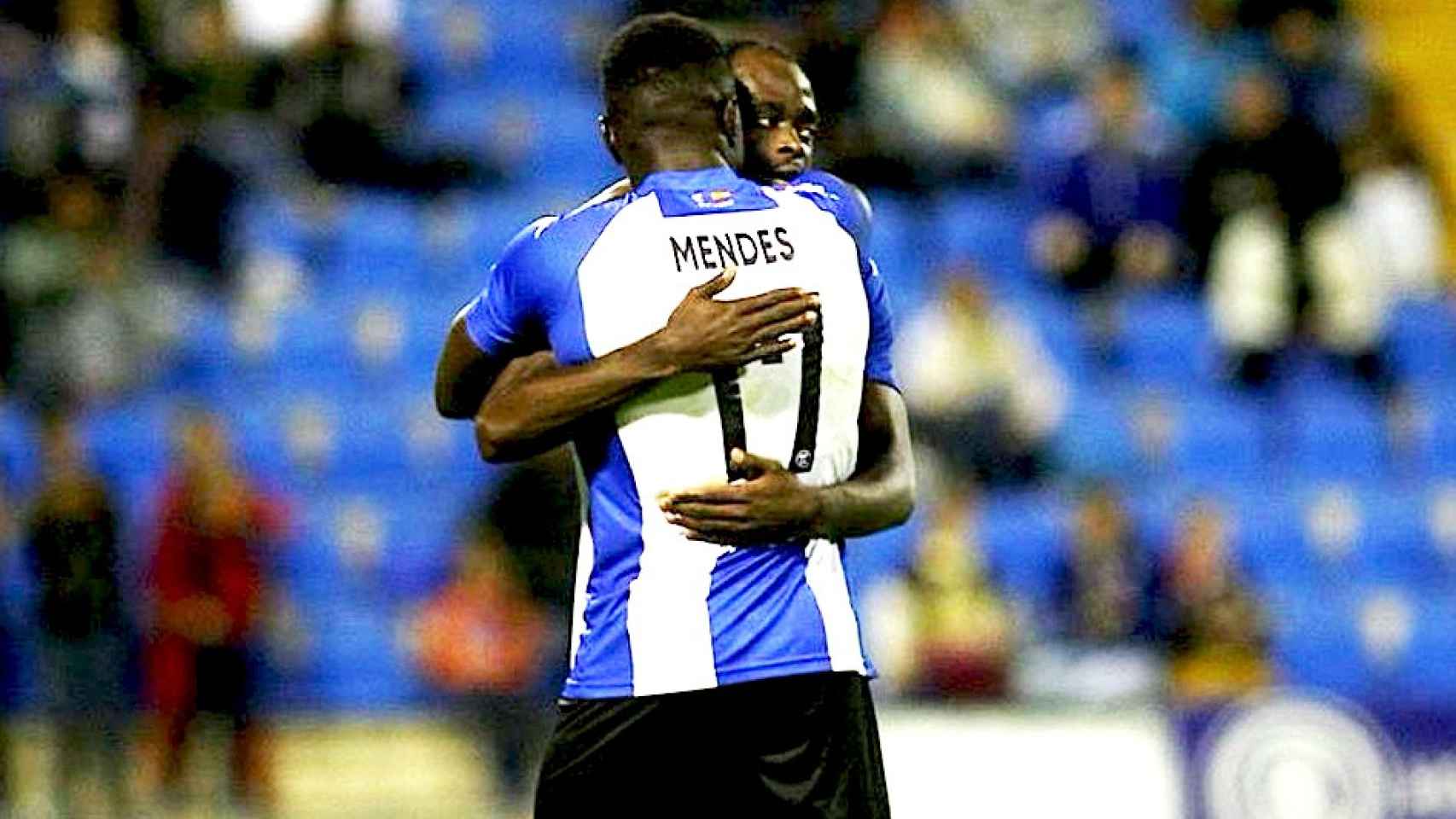 Ketu y Mendes se abrazan durante el partido de este domingo.
