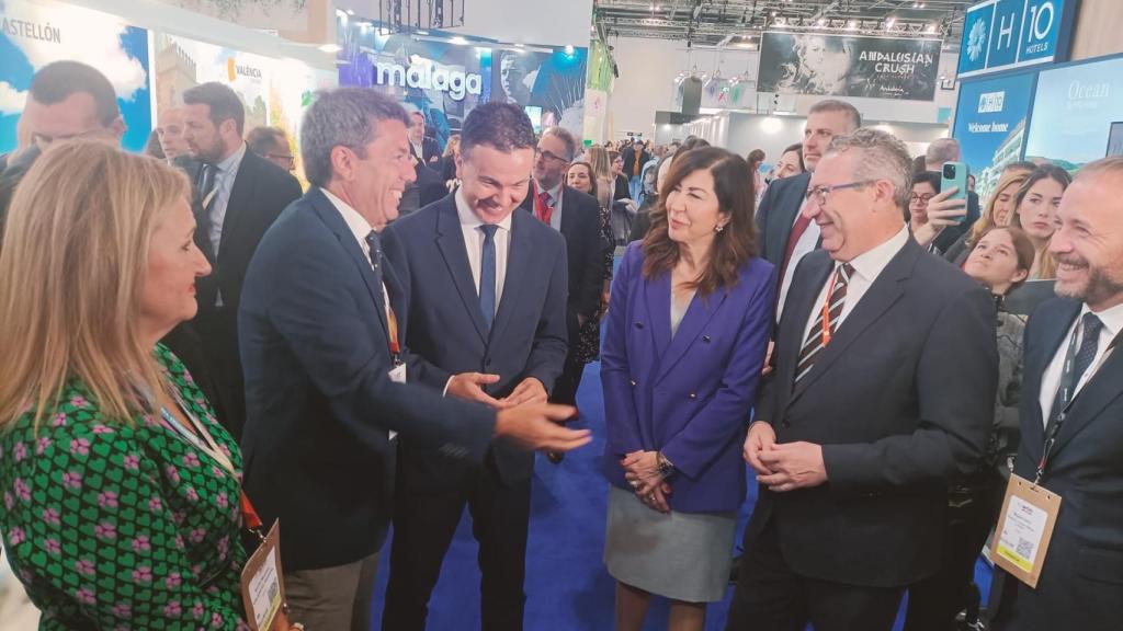 La consellera Nuria Montes, el presidente Carlos Mazón y el presidente de la Diputación y alcalde de Benidorm, Toni Pérez, junto al ministro Héctor Gómez.