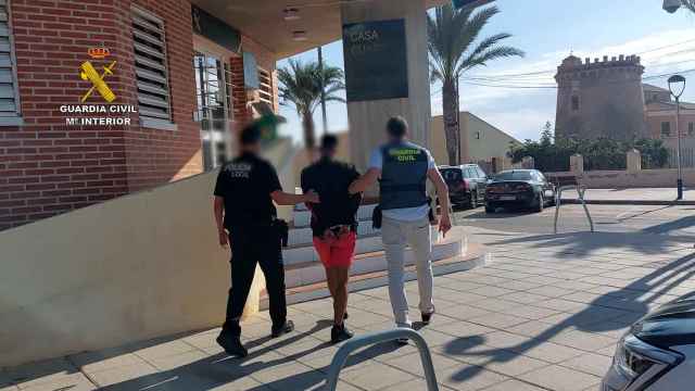 El sospechoso, detenido por los agentes de la Guardia Civil de Pilar de la Horadada.