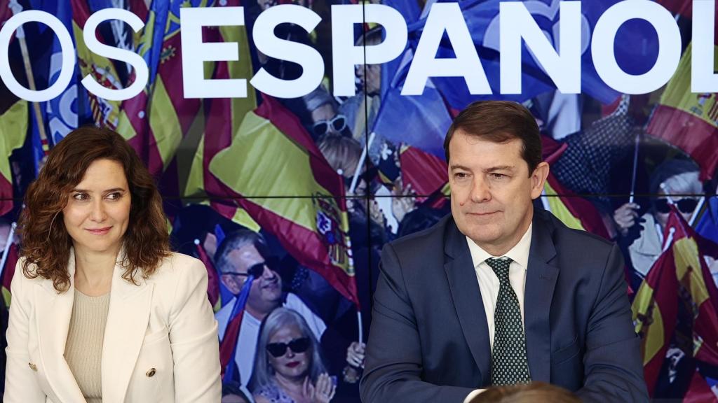 El presidente del PP de Castilla y León junto a Díaz Ayuso en la sede del PP en Génova