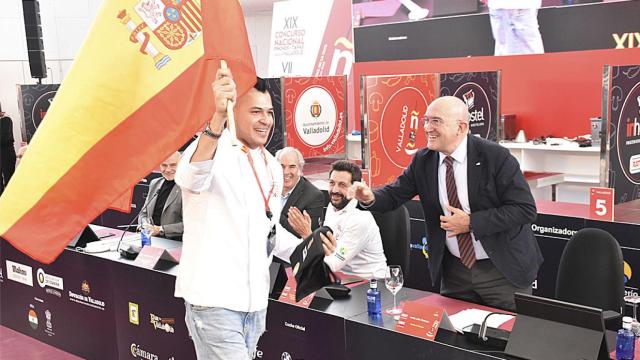 El alcalde, Jesús Julio Carnero, saludando al representante español del Campeonato Mundial de Tapas de Valladolid en 2023