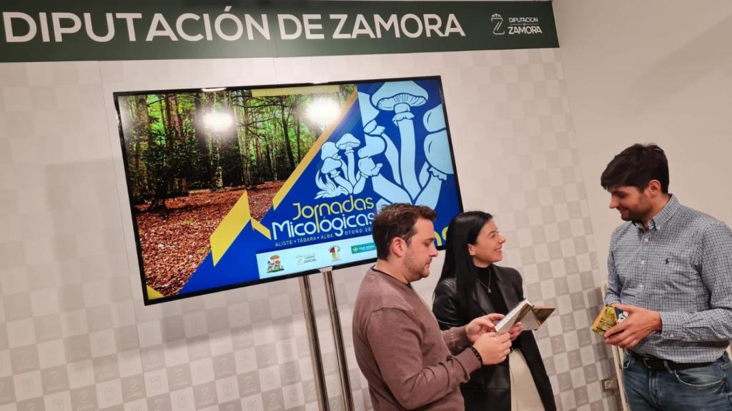 El diputado de Educación, Cultura y Turismo, Víctor López de la Parte, y el alcalde del Ayuntamiento de Rabanales, Santiago Moral, y la técnico de Comunicación de Caja Rural de Zamora, Laura Huertos, presentan las Jornadas Micológicas de Aliste, Tábara y Alba Otoño 2023