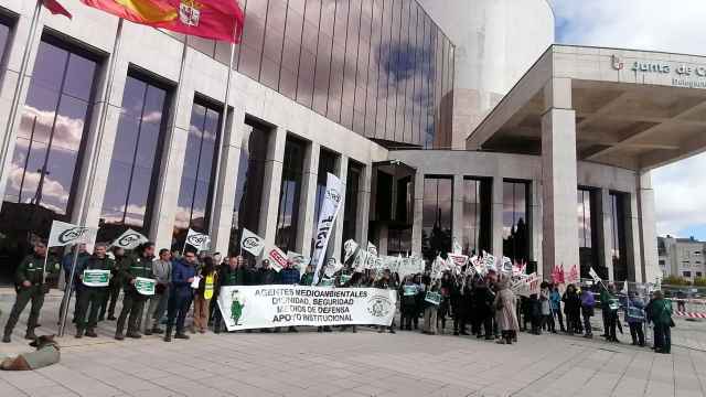 Agentes medioambientales y sindicatos se concentran a las puertas de la Delegación Territorial de León