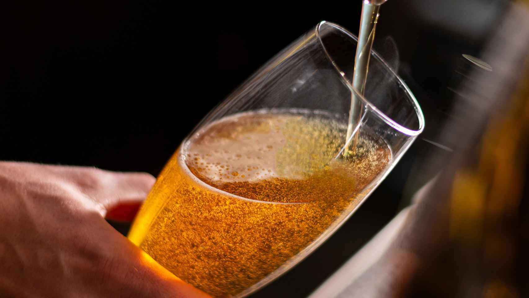 Un camarero tirando una cerveza en un bar