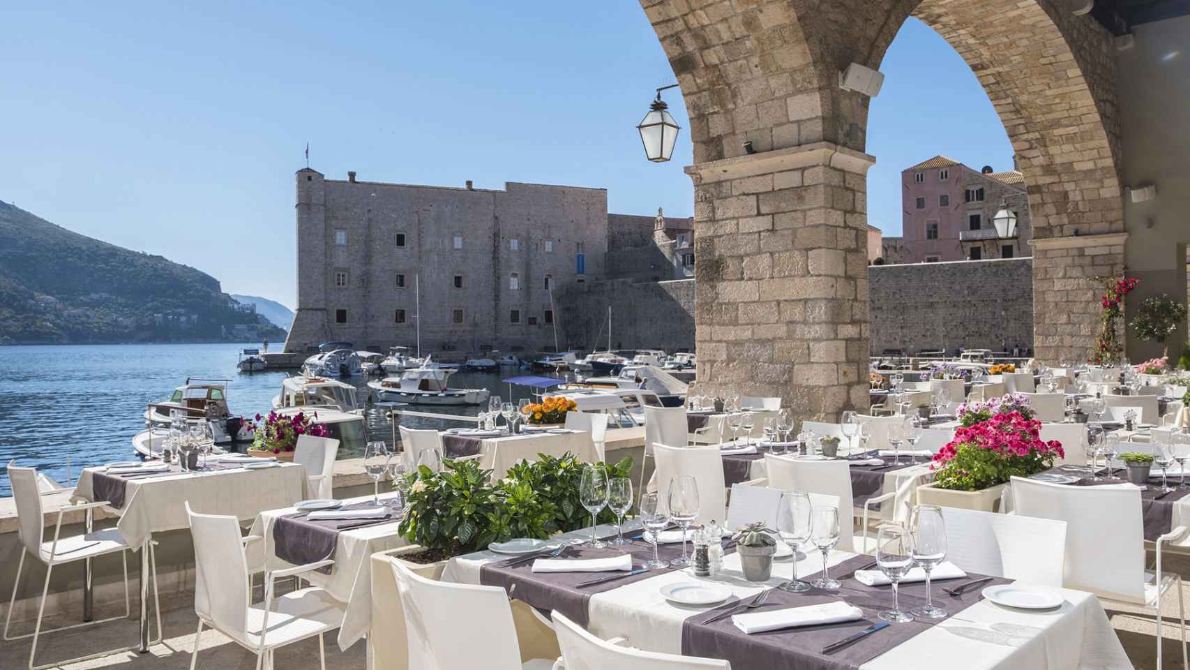 La terraza del restaurante Arsenal ofrece unas vistas espectaculares al puerto de Dubrovnik