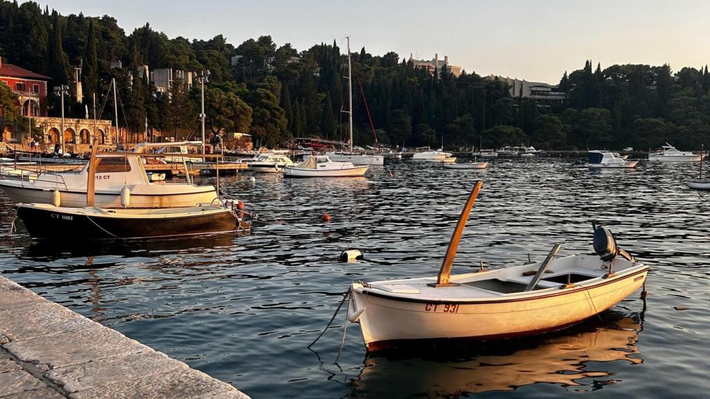 Los tonos dorados bañan las barquitas atracadas en el paseo marítimo de Cavtat