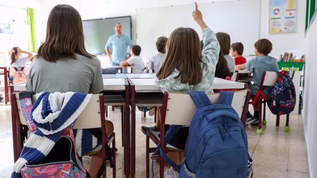 Un profesor da clase a niños de Educación Primaria.