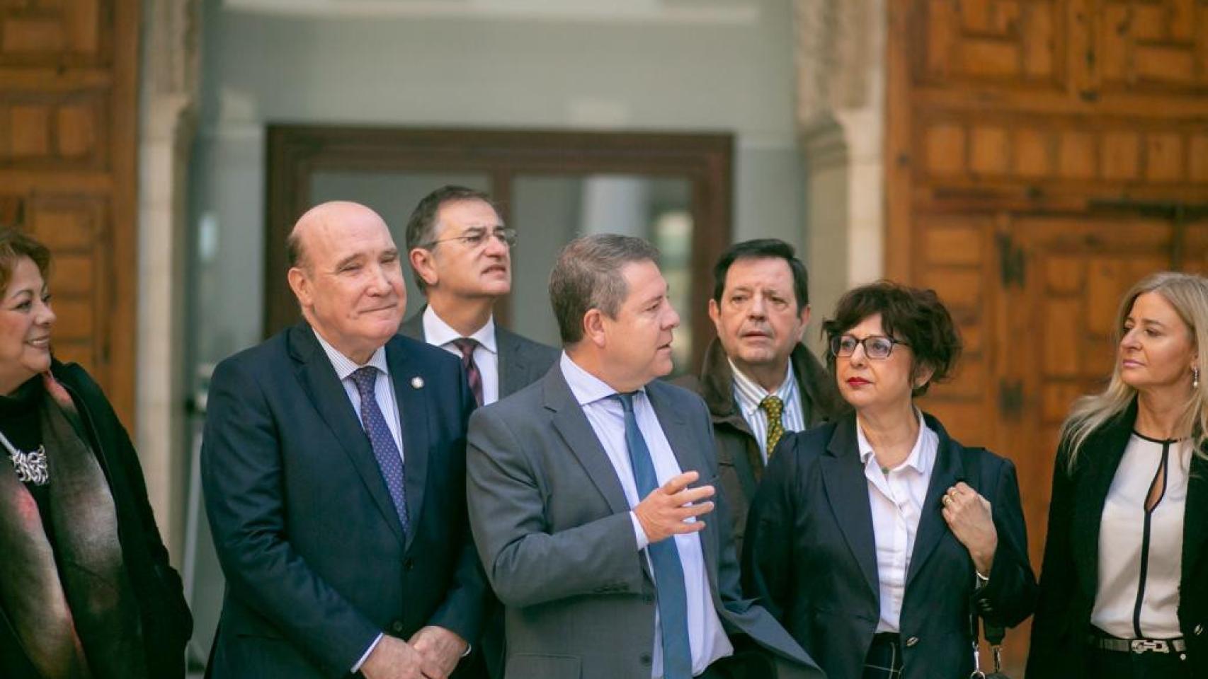 Emiliano García-Page, en el centro, con la junta directiva de la Academia de Gastronomía de Castilla-La Mancha.