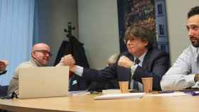 Carles Puigdemont bromea con su abogado, Gonzalo Boye, durante un acto celebrado en el Parlamento europeo.