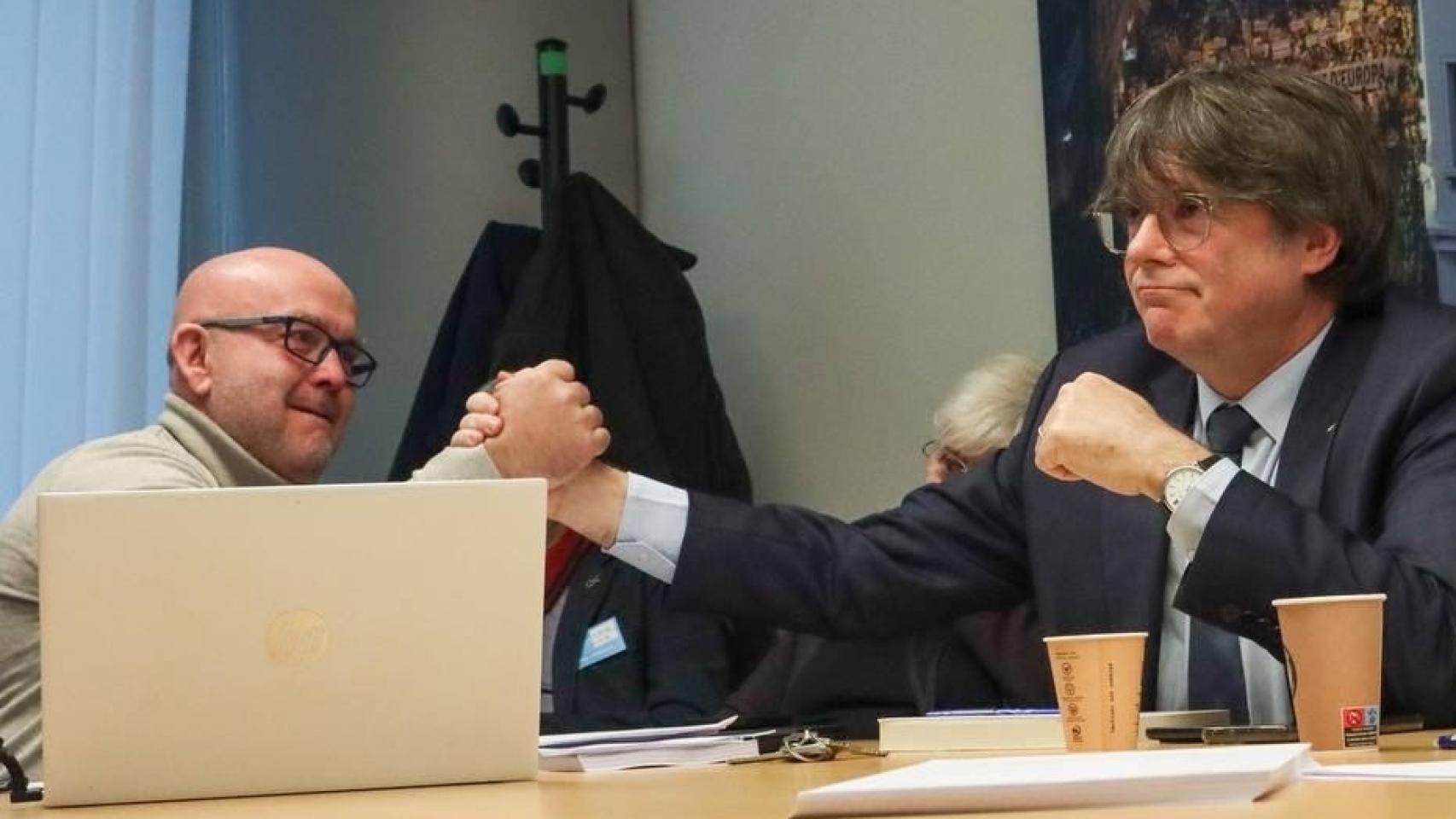 Carles Puigdemont estrecha la mano de su abogado, Gonzalo Boye, en una imagen de archivo.