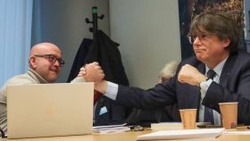 Carles Puigdemont estrecha la mano de su abogado, Gonzalo Boye, en una imagen de archivo.