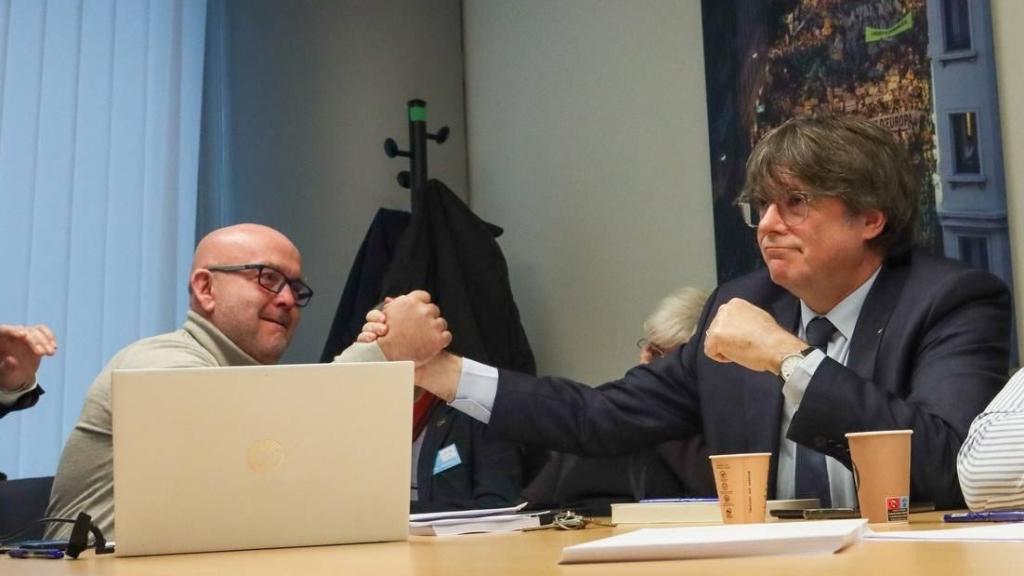 Carles Puigdemont bromea con su abogado, Gonzalo Boye, durante un acto celebrado el pasado mes de febrero en el Parlamento Europeo.