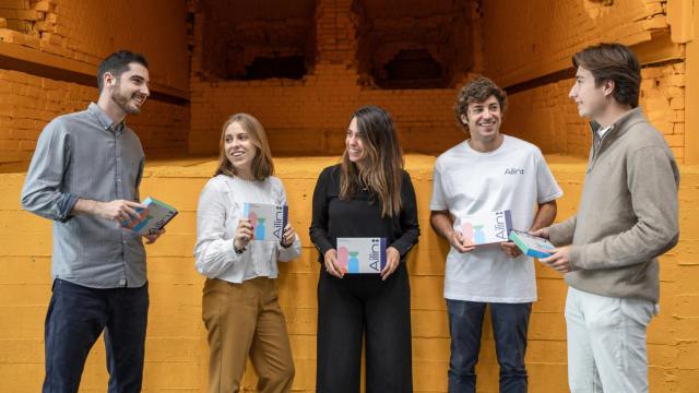 Miembros del equipo de Ailin posan con el kit para la extracción de sangre en casa.