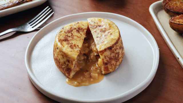 Conoce la exclusiva tortilla de patatas 'coulant' de Madrid: esta hecha a la brasa y se deshace en la boca.
